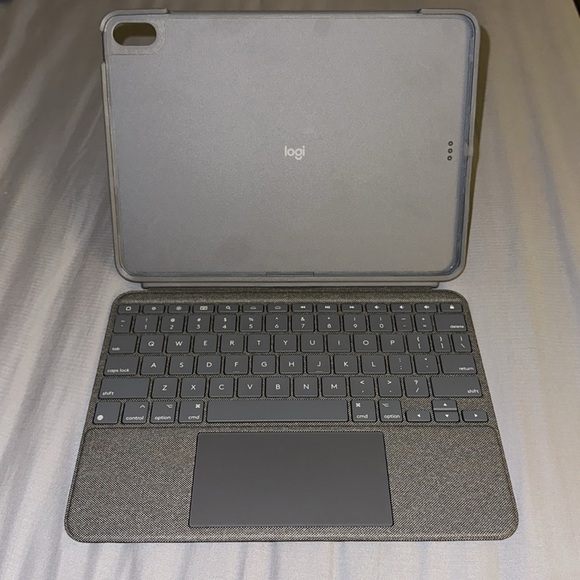 LOGI-Tech Combo Touch Keyboard Case for IPad 10.9, detachable Backlit Keyboard - Picture 4 of 5